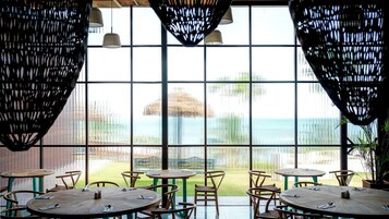 2 restaurantes; se sirven desayunos, almuerzos y cocina internacional 