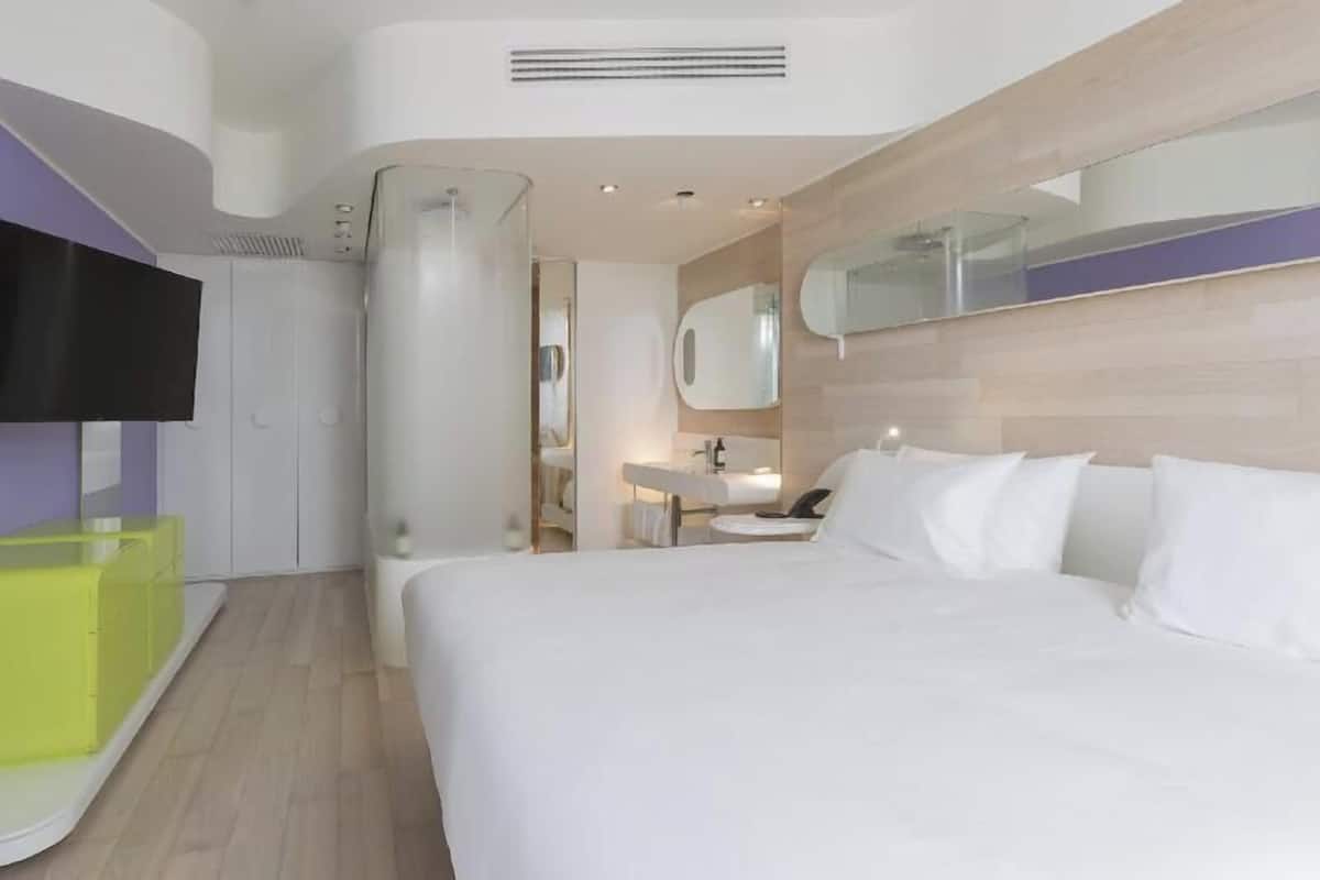 Premium bedding, down comforters, minibar, in-room safe