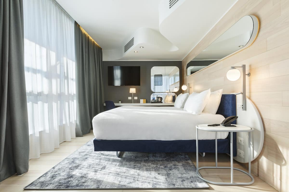 ห้องพรีเมียม, เตียงคิงไซส์ 1 เตียง, วิวเมือง, ห้องมุม | เครื่องนอนระดับพ  รีเมียม, ผ้านวมขนเป็ด, มินิบาร์, ตู้นิรภัยในห้องพัก