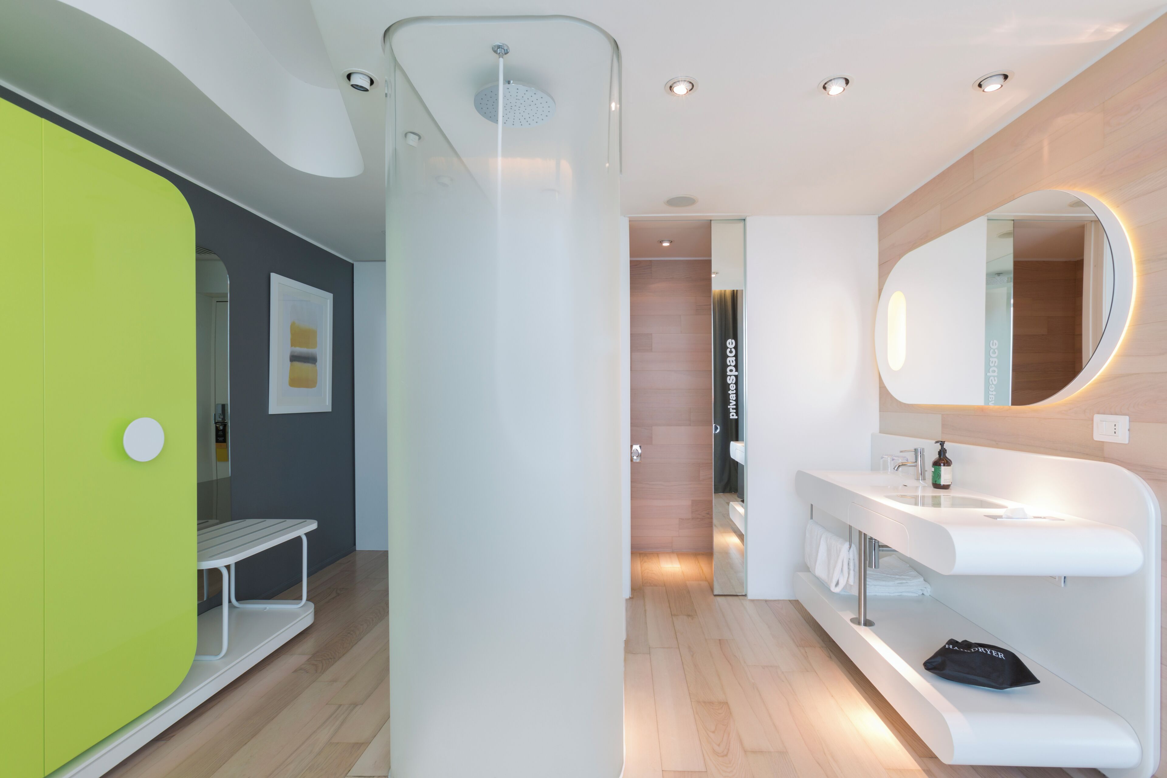 Habitación estándar, varias camas | Baño | Artículos de higiene personal ecológicos, secador de pelo y bidé