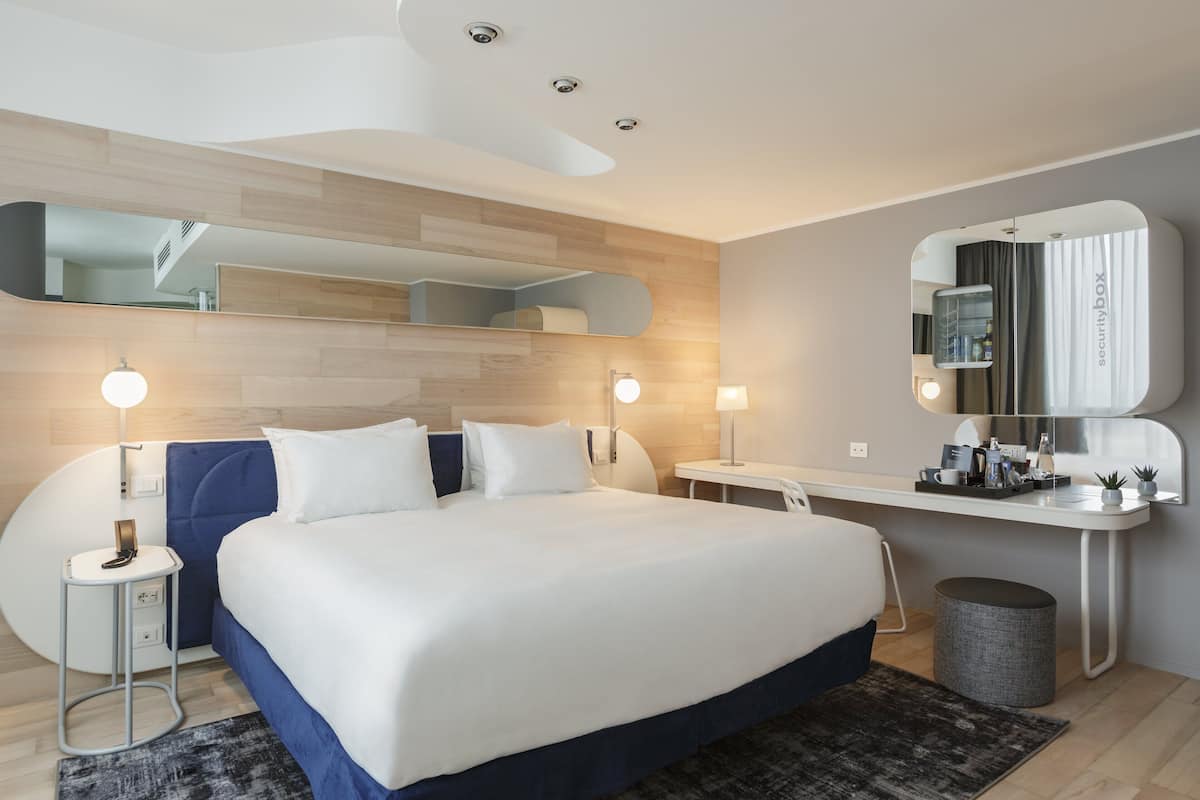 ห้องพรีเมียม, เตียงคิงไซส์ 1 เตียง, วิวเมือง | เครื่องนอนระดับพรีเมียม, ผ้านวมขนเป็ด, มินิบาร์, ตู้นิรภัยในห้องพัก