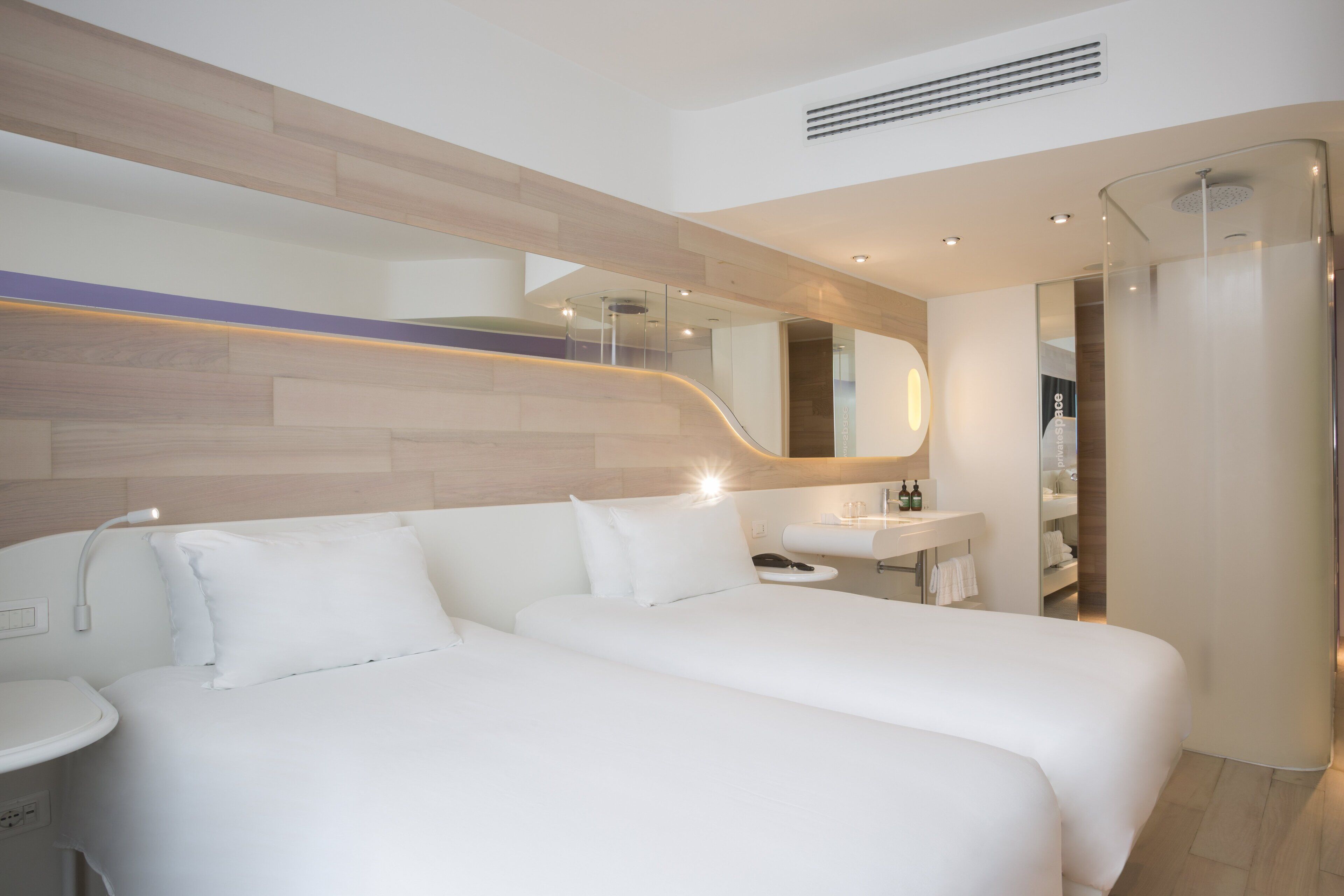 1 bedroom, premium bedding, down duvets, minibar