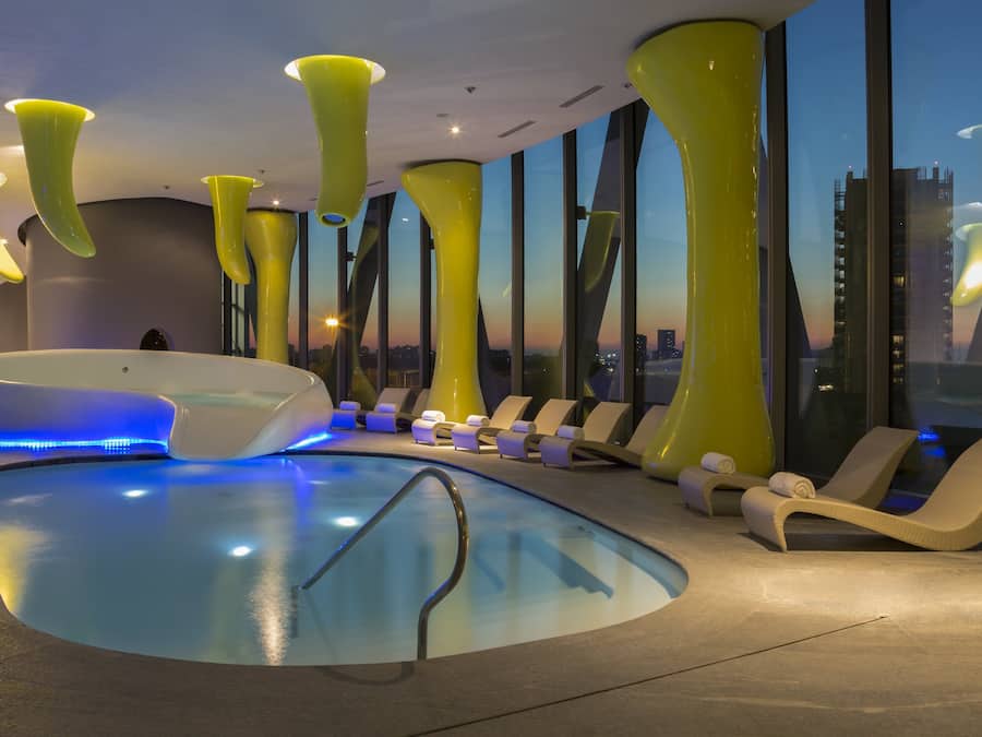 Una piscina cubierta (de 16:00 a 22:00), tumbonas