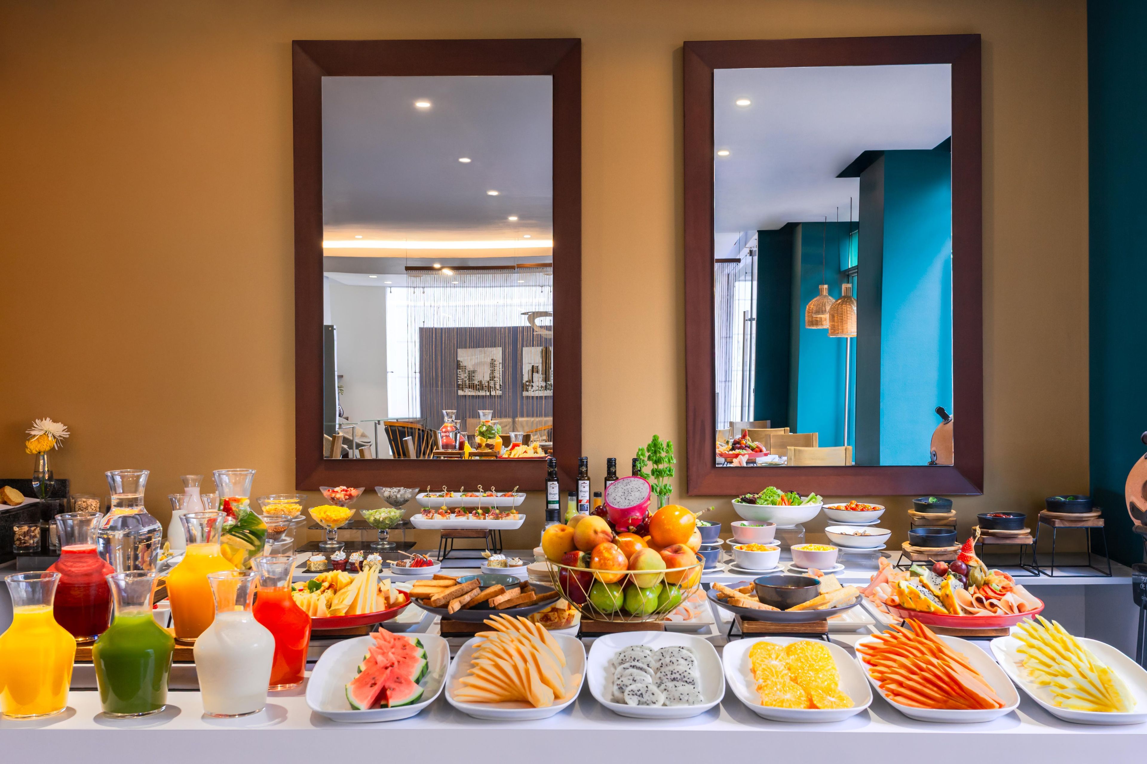 Een buffet met verschillende gerechten en drankjes.