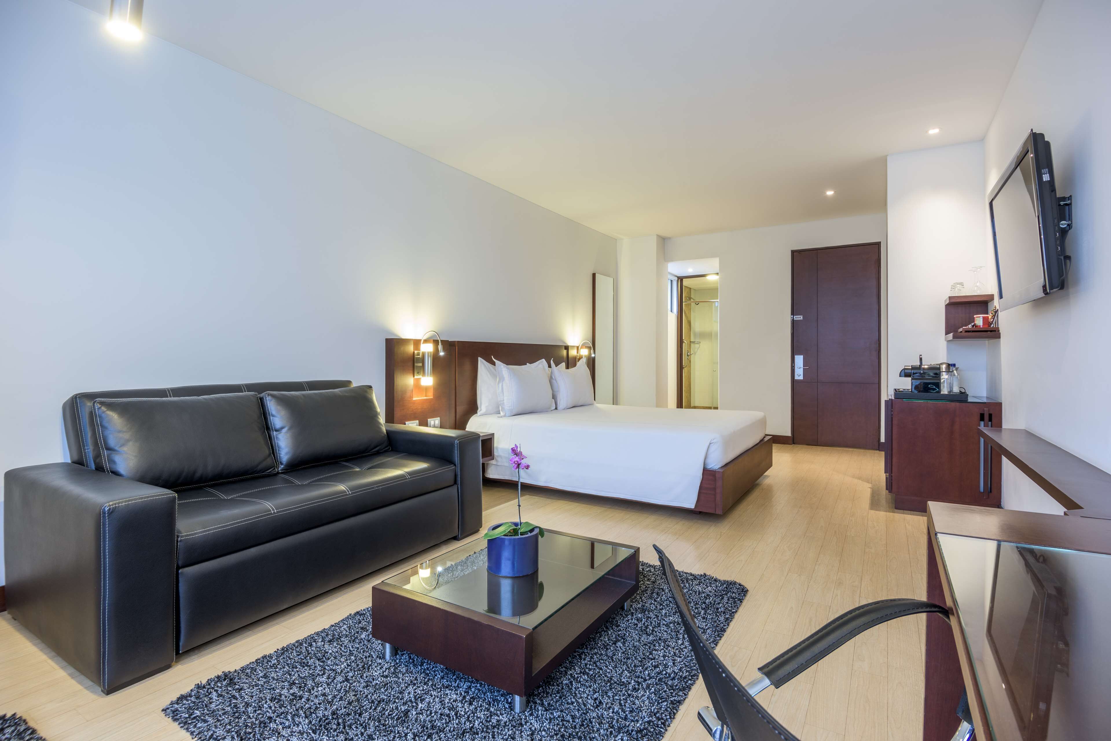 family room | minibar, in-room safe, desk, soundproofing