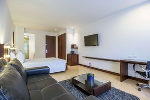 Chambre familiale | Minibar, coffre-fort, bureau, système d’insonorisation
