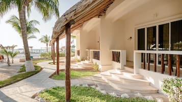 Phòng đôi Deluxe, nhiều giường, quang cảnh bãi biển | Hiên