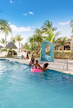 Outdoor pool, pool umbrellas - Hotel Puerto Holbox Beach Front (Isla Holbox)