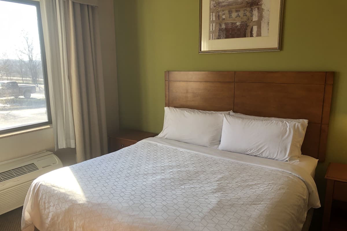 Hypo-allergenic bedding, in-room safe, desk, laptop workspace