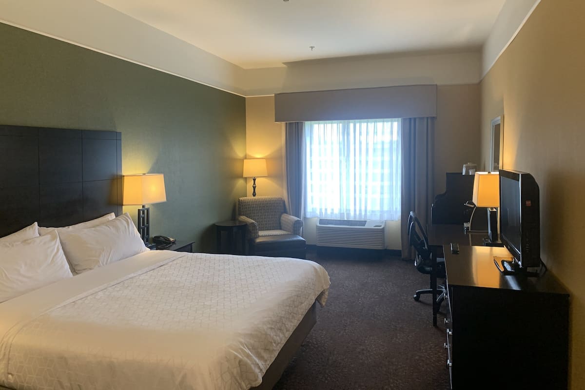 Hypo-allergenic bedding, in-room safe, desk, laptop workspace