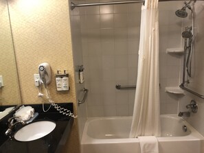 Combined shower/tub, hair dryer, towels - Holiday Inn Express Hotel & Suites Lansing-Dimondale by IHG (Dimondale)