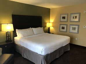 Hypo-allergenic bedding, in-room safe, desk, laptop workspace - Holiday Inn Express Hotel & Suites Lansing-Dimondale by IHG (Dimondale)