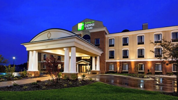 A Holiday Inn Express & Suites hotel with a classic architectural design, featuring a prominent entrance with a covered porch and a brick facade. - Holiday Inn Express Hotel & Suites Lansing-Dimondale by IHG (Dimondale)