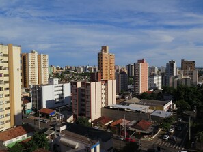 Un paisaje urbano con varios edificios, incluyendo apartamentos altos y construcciones más pequeñas.