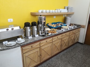 Free daily buffet breakfast  - Hotel Ideal (Londrina)