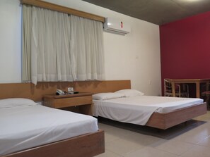 Minibar, escritorio, wifi gratis y ropa de cama 
