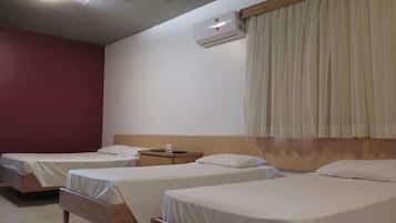 Quarto quádruplo | Frigobar, escrivaninha, Wi-Fi de cortesia, roupa de cama