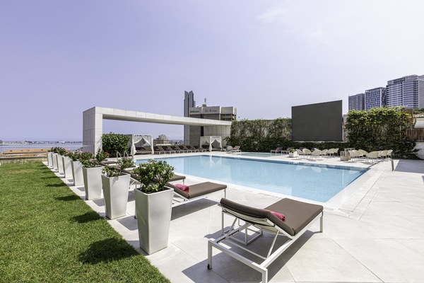 Una piscina techada, una piscina al aire libre