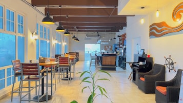 Se sirven desayunos y cocina internacional (con vistas al mar)