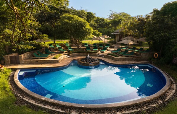 Outdoor pool, pool loungers