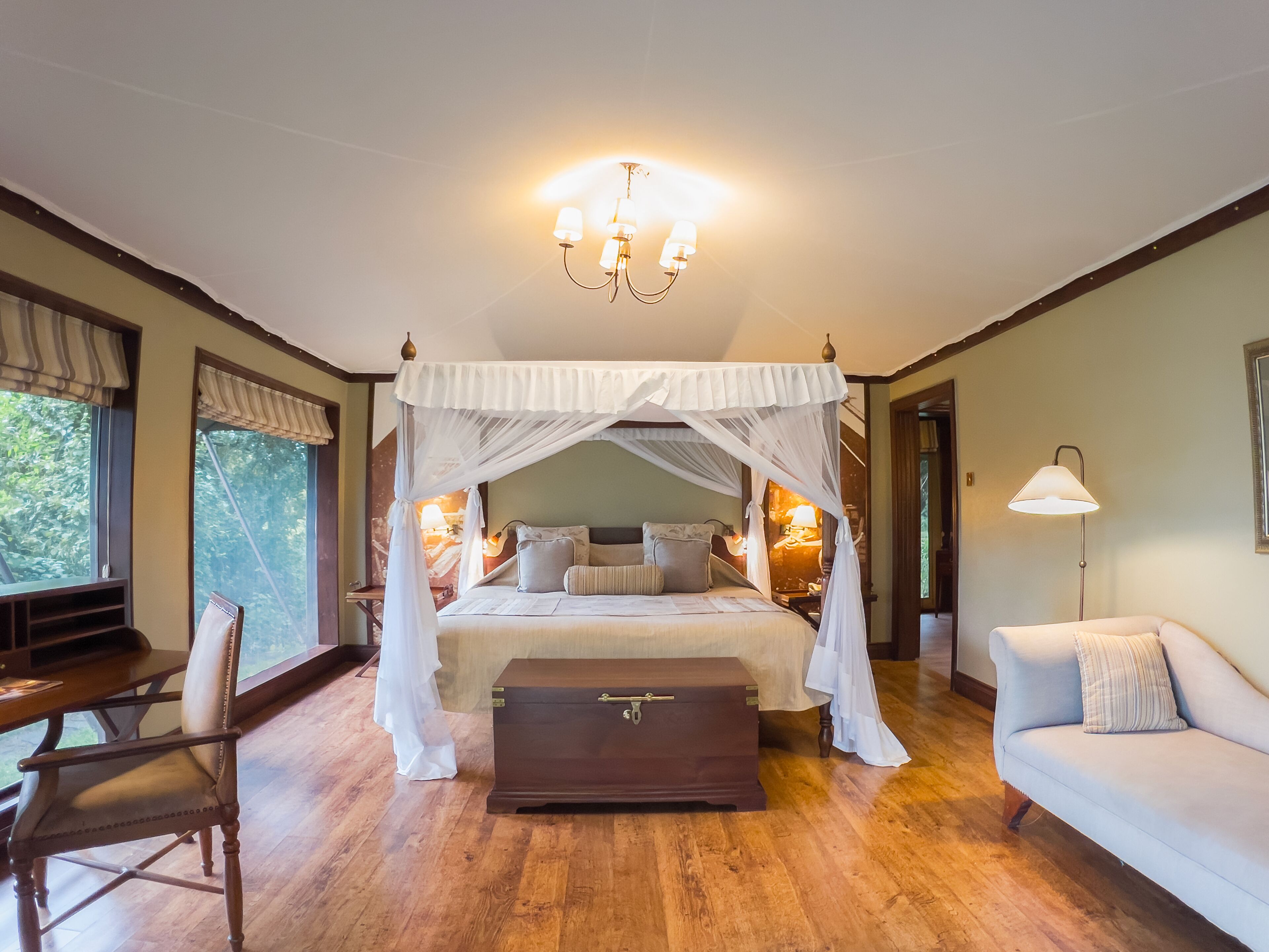 Deluxe tent | Een kluis op de kamer, een bureau, gratis wifi, beddengoed