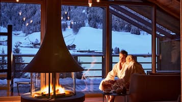 Salas de tratamiento para parejas, un sauna, una bañera de hidromasaje