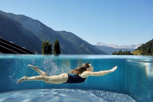 Una piscina techada, 7 piscinas al aire libre, sombrillas