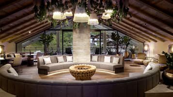 Salas de tratamiento para parejas, un sauna, una bañera de hidromasaje