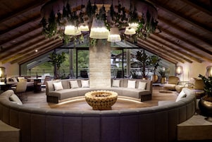 Salas de tratamiento para parejas, un sauna, una bañera de hidromasaje