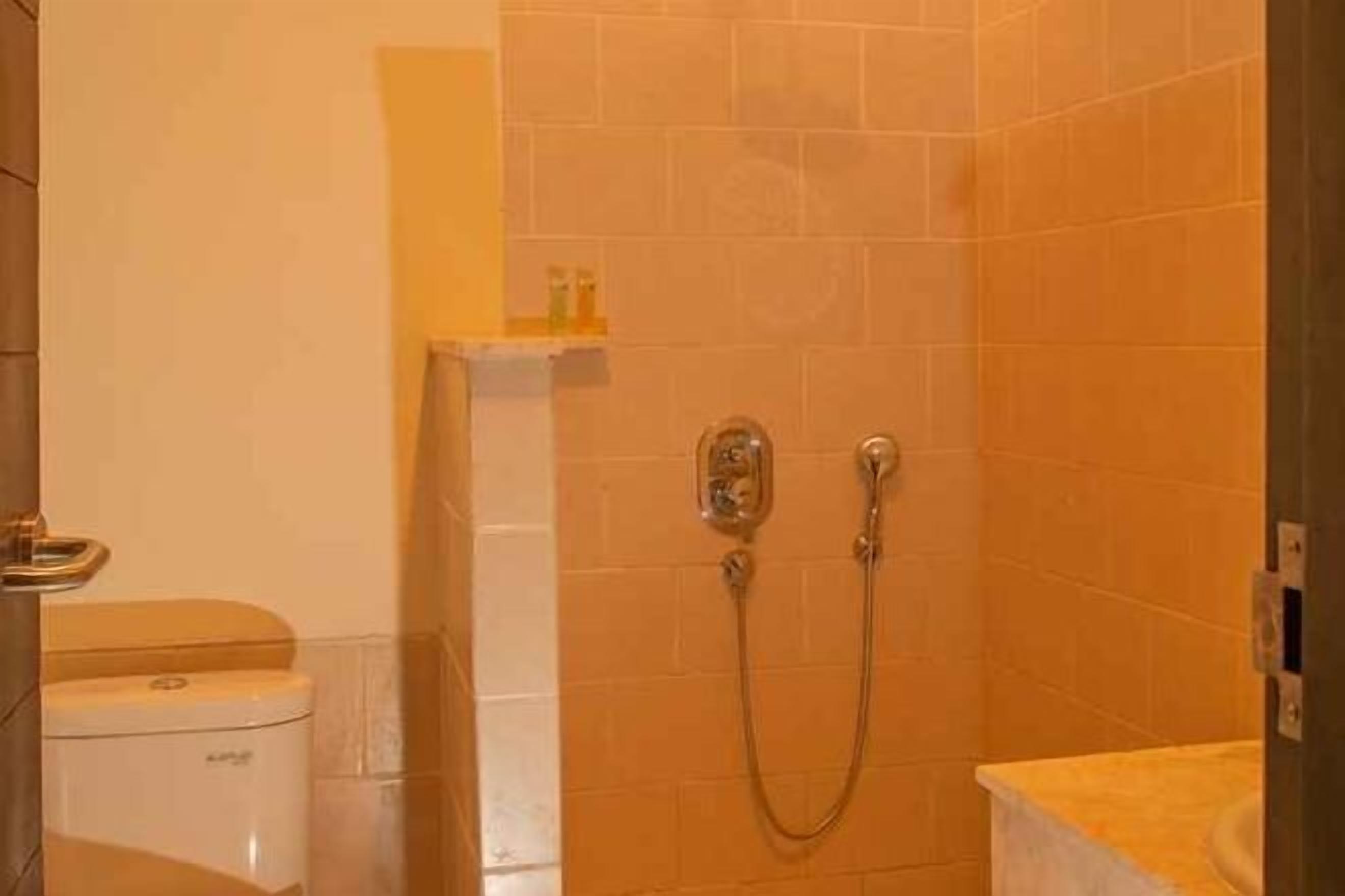 ฝักบัว, รองเท้าสวมภายในห้อง, ผ้าเช็ดตัว