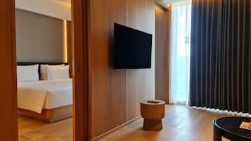 Junior Room | In-room safe, desk, blackout drapes, soundproofing