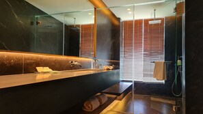 Junior kamer | Badkamer | Een douche, pantoffels, handdoeken