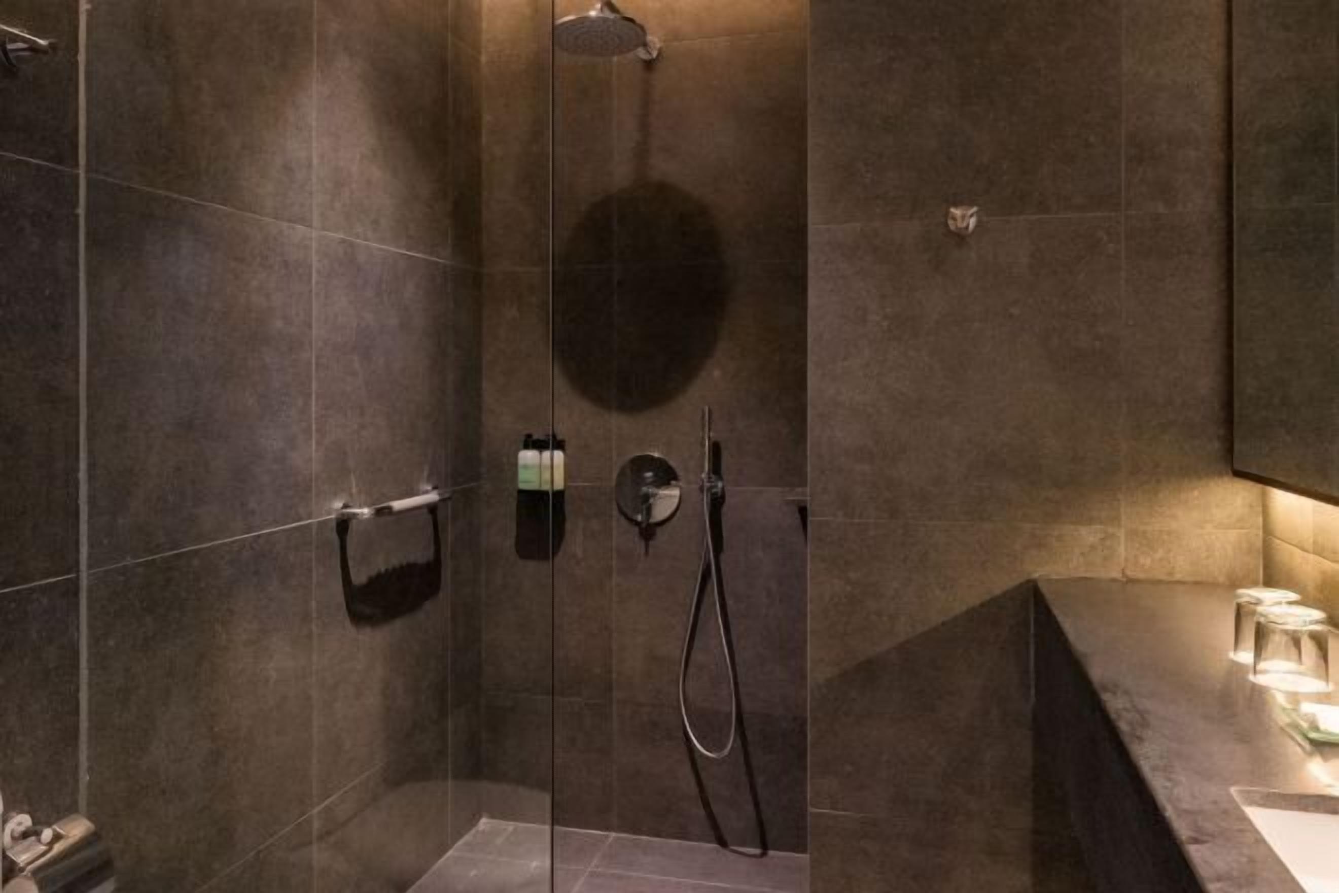 Regadera, pantuflas, toallas 