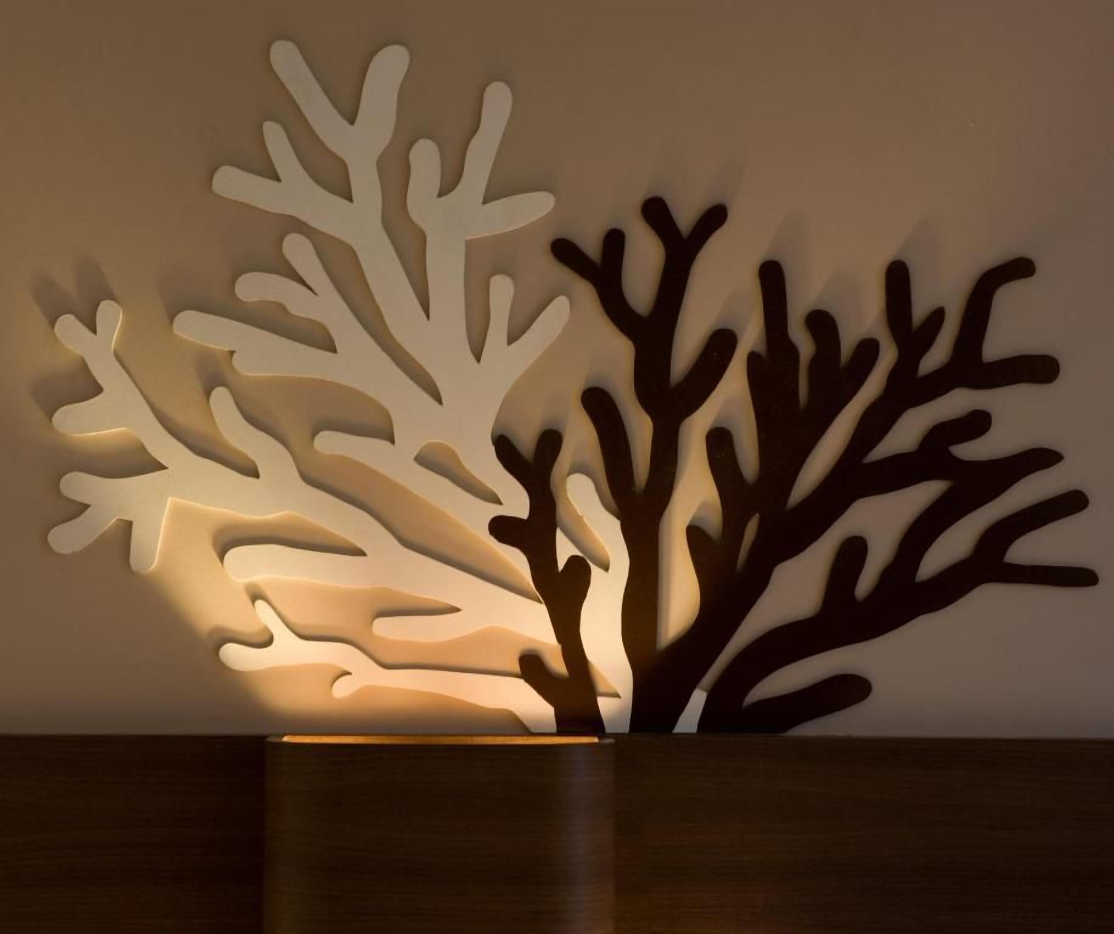 Una pared con una estructura iluminada que se asemeja a un coral.