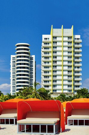 På stranden, cabanor (tilläggsavgift), solstolar och parasoller