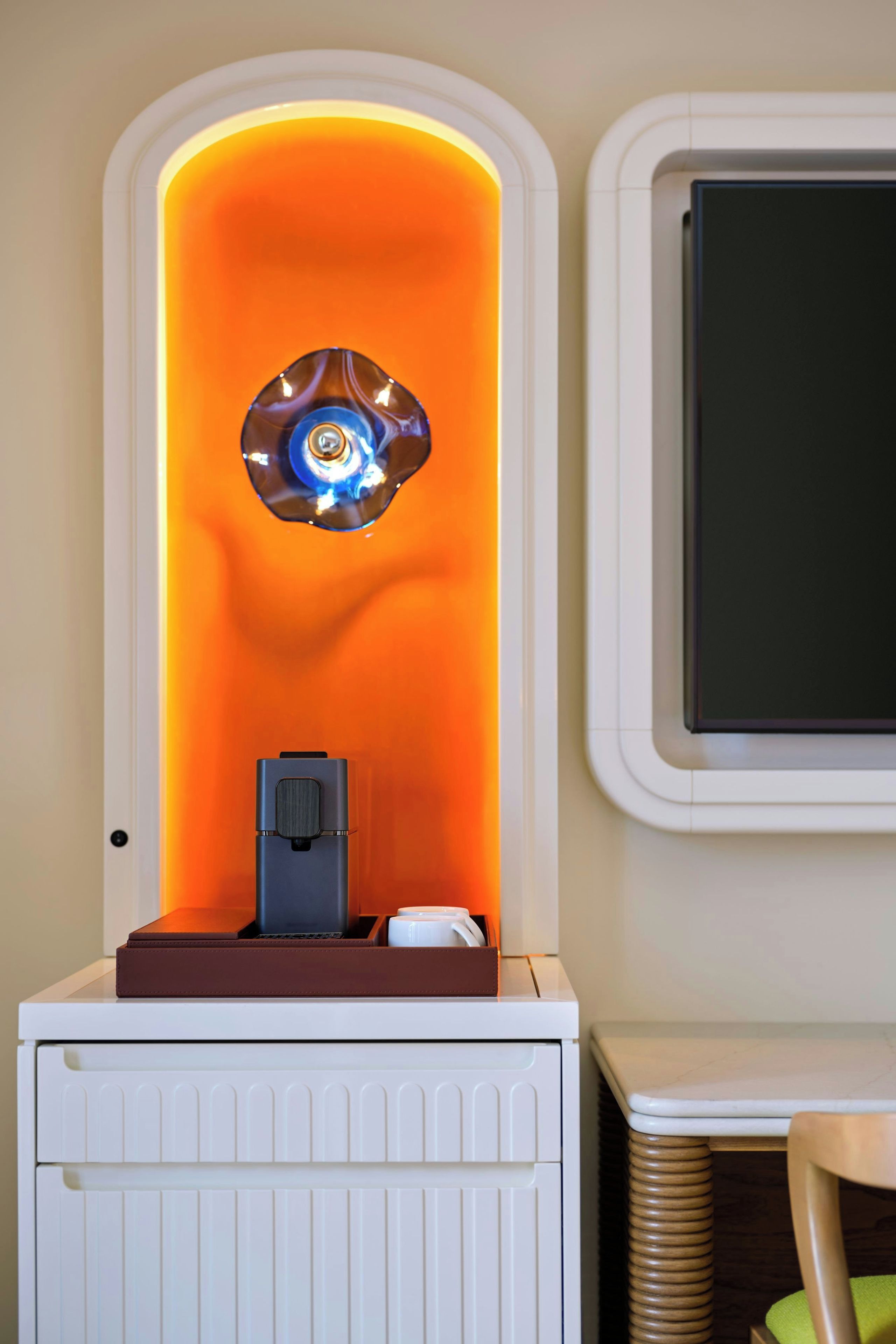 Une salle de bain au design moderne, dotée d’un meuble-lavabo blanc avec radiateur intégré, d’un miroir et d’un porte-serviettes.