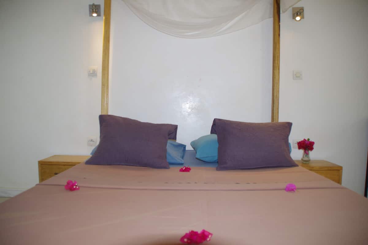 premium bedding, tempur-pedic beds, desk, free wifi