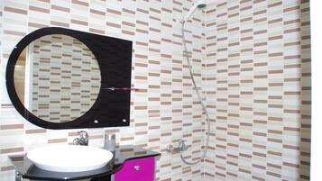 Douche, articles de toilette gratuits, sĂšche-cheveux