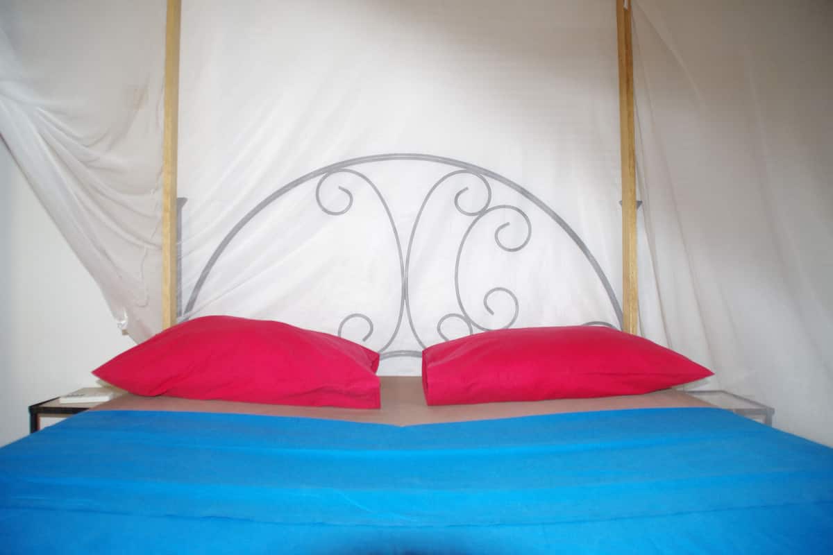 premium bedding, tempur-pedic beds, desk, free wifi