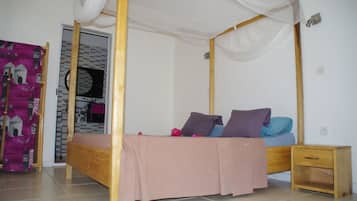 Hochwertige Bettwaren, Tempur-Pedic-Betten, Schreibtisch