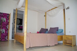 Hochwertige Bettwaren, Tempur-Pedic-Betten, Schreibtisch