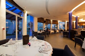2 restaurants servant le déjeuner