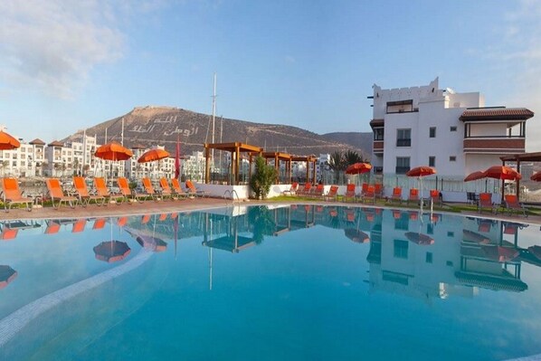 Indoor pool, outdoor pool, pool umbrellas - Bianca Beach Family & Resort (Agadir)