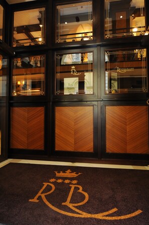 تفاصيل الفندق من الداخل