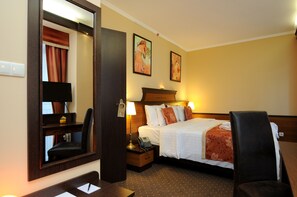 Pillowtop beds, minibar, in-room safe, desk - Residence Baron Hotel (Budapest)