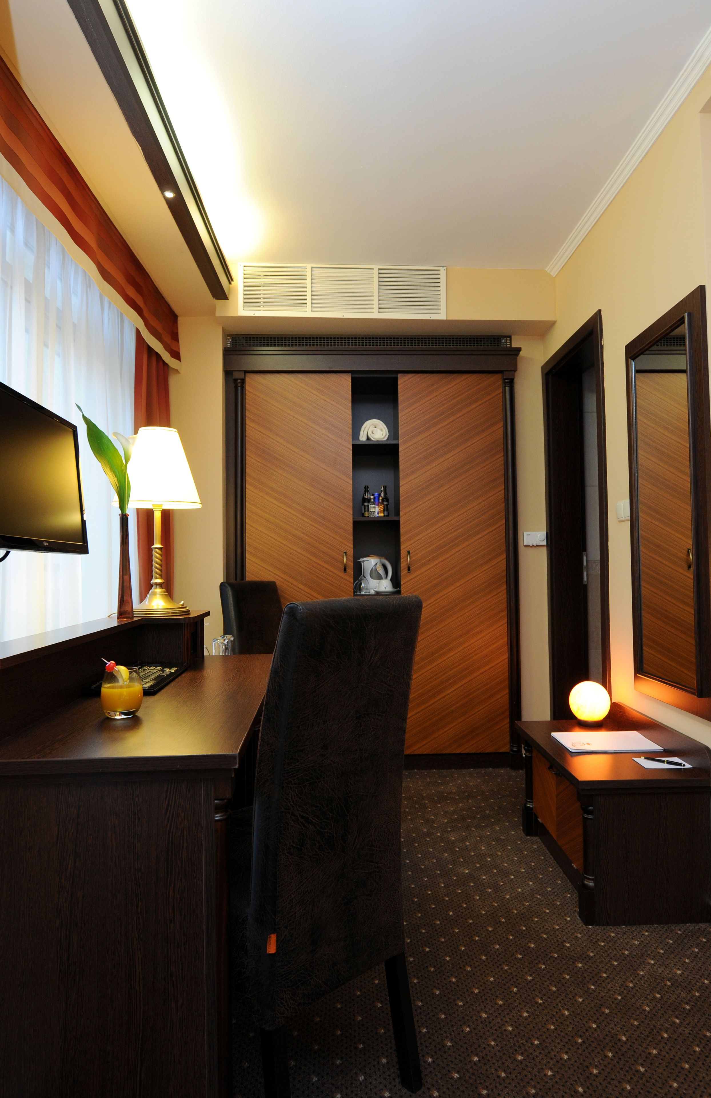 pillow-top beds, minibar, in-room safe, desk