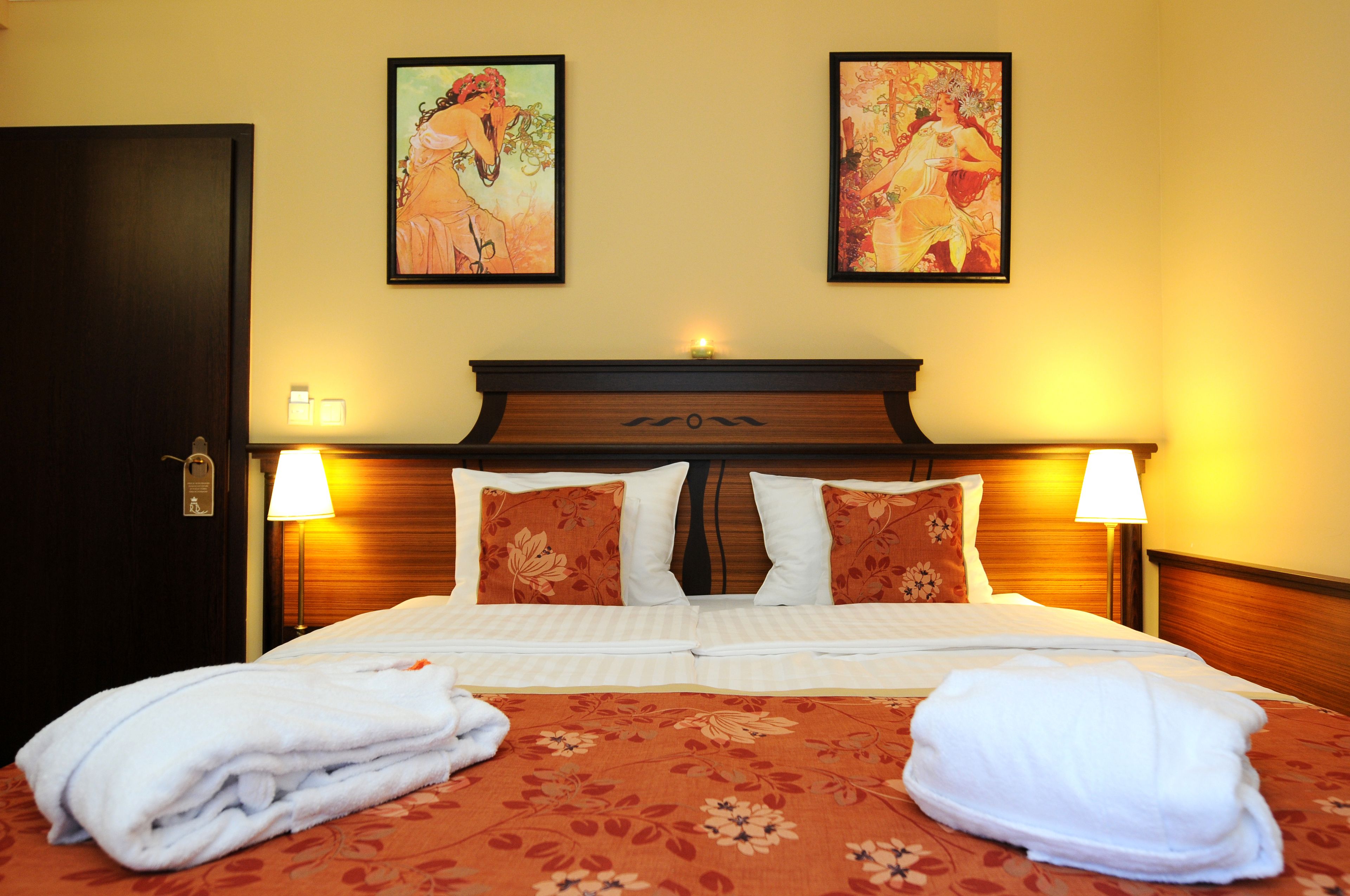 pillow-top beds, minibar, in-room safe, desk