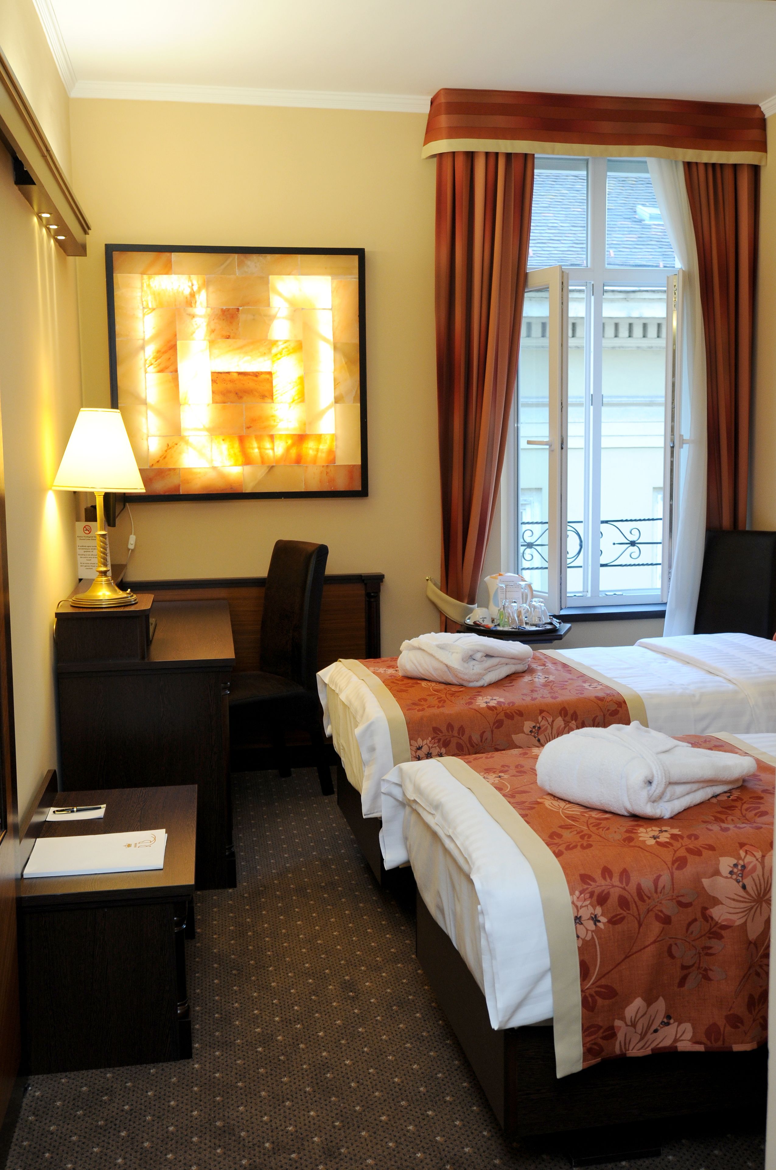 classic double or twin room | pillow-top beds, minibar, in-room safe, desk