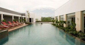 Outdoor pool - Hotel Santika Bogor (Bogor)