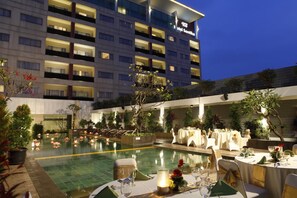 Outdoor pool - Hotel Santika Bogor (Bogor)